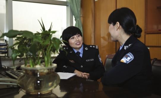 说，对服刑人员而言，狱警有时是保姆，有时是老师、医生、咨询师.jpg