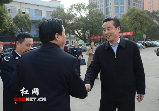 湖南省副省长戴道晋在新开铺强戒所向监所的民警和工作人员及服刑、戒毒人员致以新春的问候和祝福。