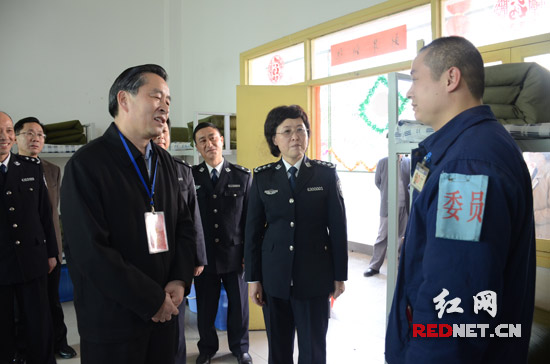 戴道晋与戒毒学员亲切交谈，鼓励他们重拾信心，把毒瘾戒除。