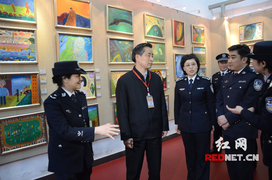 戴道晋参观女子监狱服刑人员油画展览，深入了解他们生活及服刑情况。