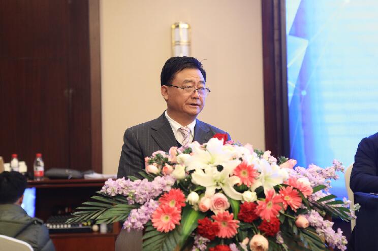 司法部副部长刘振宇(左二)与湖南省人大常委会副主任周农(右四)共同为